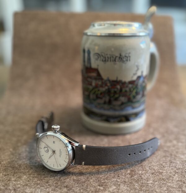 Limitierte Oktoberfest Automatik-Uhr mit Bierkrug im Hintergrund – bayerische Handwerkskunst