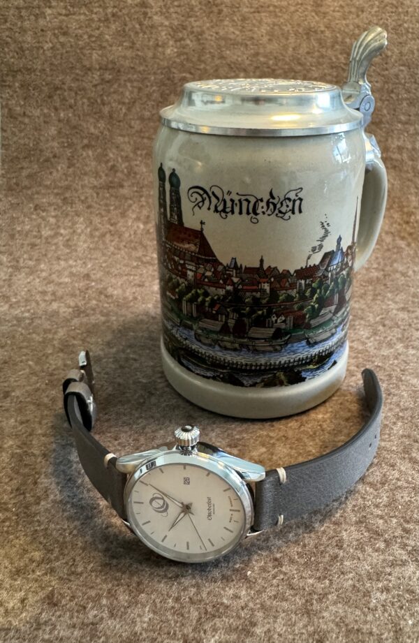 Automatik-Uhr Oktoberfest Edition, im Vordergrund Uhr, im Hintergrund Bierkrug – Sammlerstück